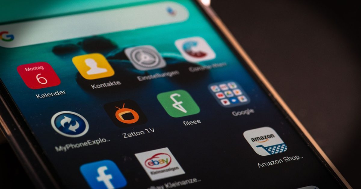 乐学好老师 App 主界面在手机屏幕上展开，学生端课程卡片与错题本入口并排显示，背景是清晨书桌与摊开的练习册